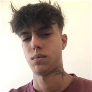 Joven con formación media de música en general